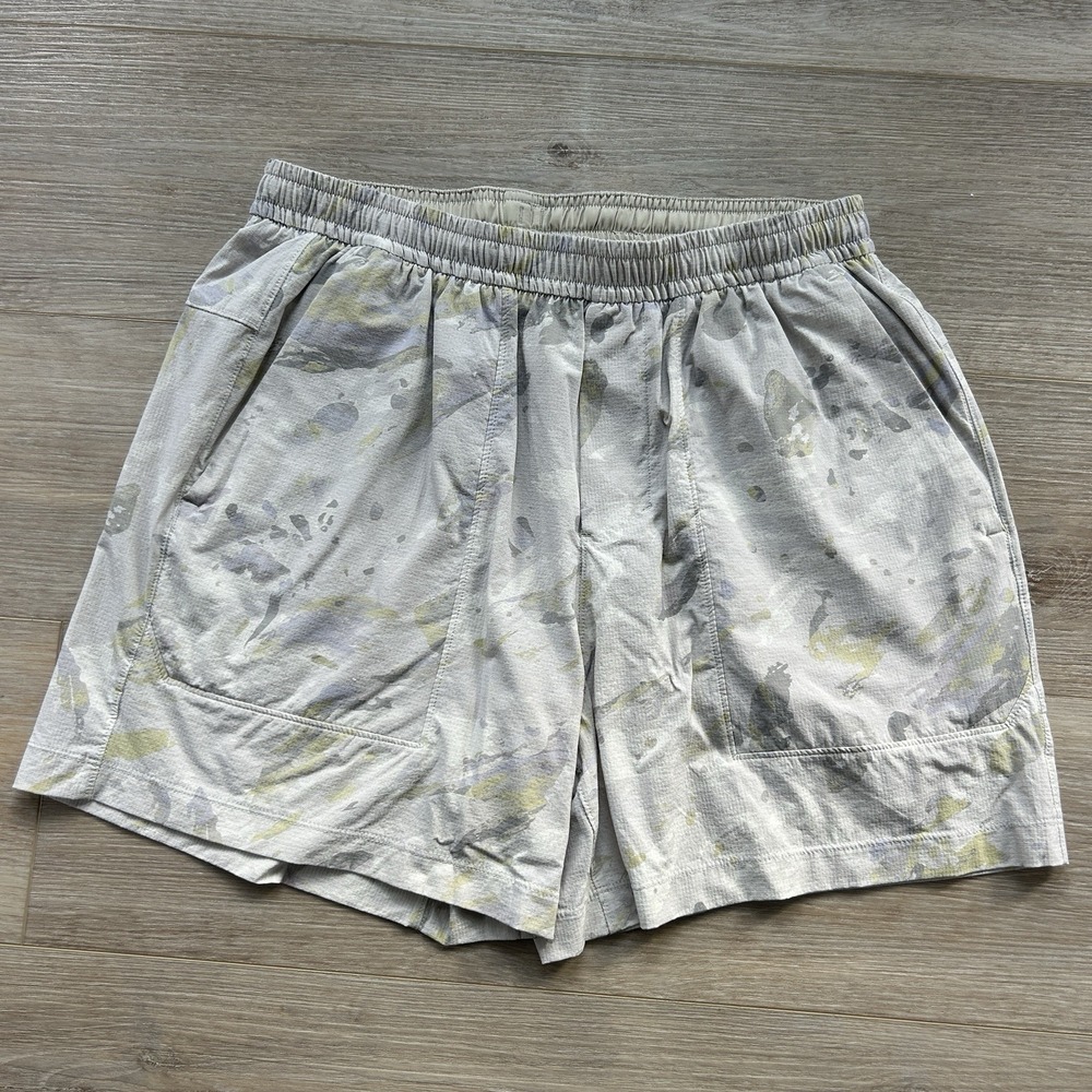 Lululemon Bowline Shorts Men Medium Grey Yellow Camo Athletic Training 5" Inseam